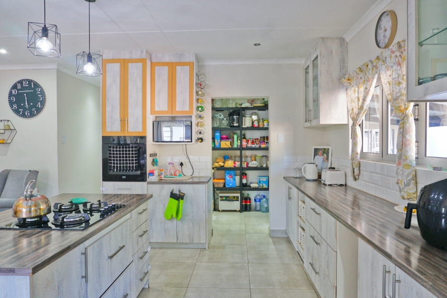 5 Bedroom Property for Sale in Sunrise On Sea Eastern Cape
